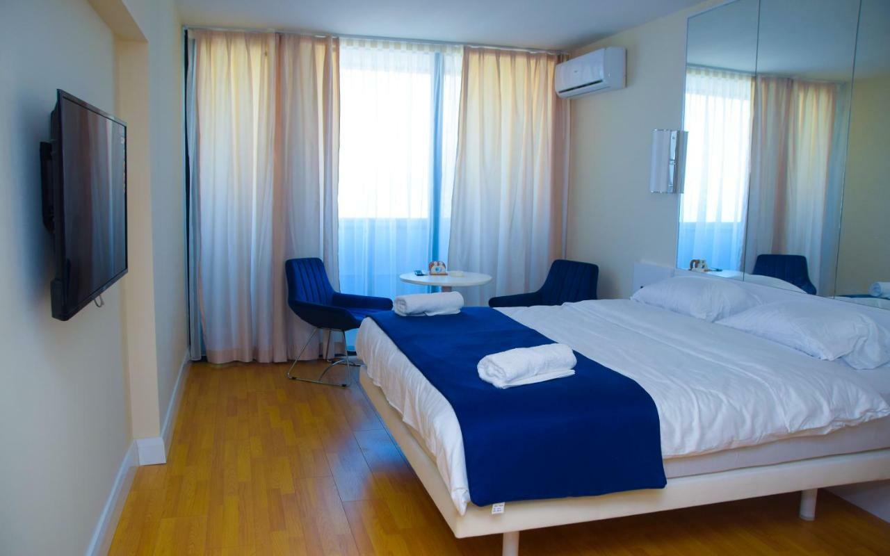 Sea View From The Clouds Aparthotel Batumi Esterno foto